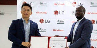 SJAK President James Waindi and LG MD Dong Won Lee