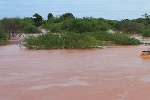 boat crossing a flooded area from Madogo to Garissa town