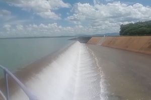 The Masinga dam overflows, causing panic among residents in the surrounding area. 